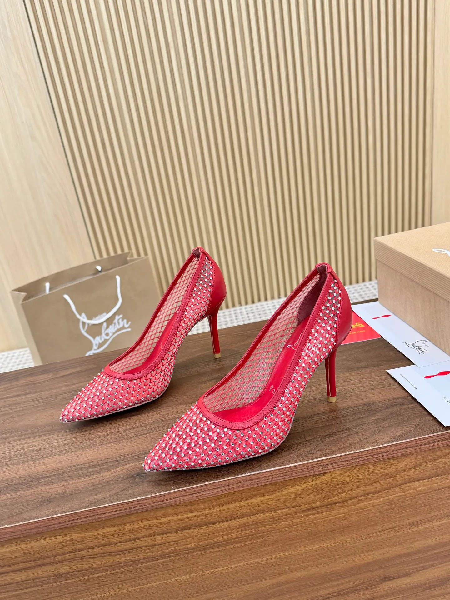 👟👟Ex-factory price 440👟👟 Genuine leather sole +40 Year-round shipment💝Christian Louboutin CL👠 Classic "💎Cow Patent Leather💎Series" noble and luxurious, real blingbling✨ Real materials, all customized by the pattern maker, and the materials are made of original customized materials, achieving the taste of the original 6 color options💍 Upper: imported 👉cow patent leather💪 lining: sheepskin foot pad/lining code number: 34-40.41.42 heel height: two options: 10.5cm and 8.5cm